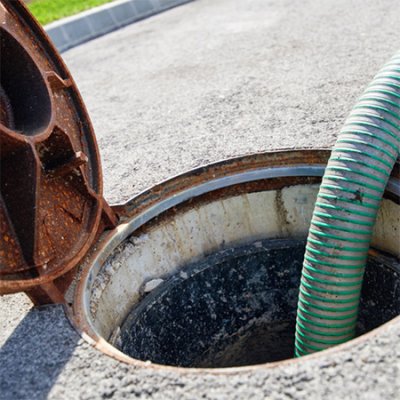 Limpeza de rede de esgoto em Bauru