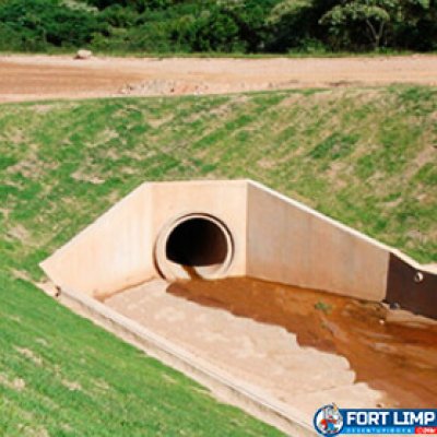 Desentupimento de rede pluvial em Lins